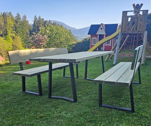 Vrtna garnitura "Ella" s kovinskimi nogami- iz globinsko impregniranega smrekovega lesa Vrtna garnitura "Ella" s kovinskimi nogami- iz globinsko impregniranega smrekovega lesa